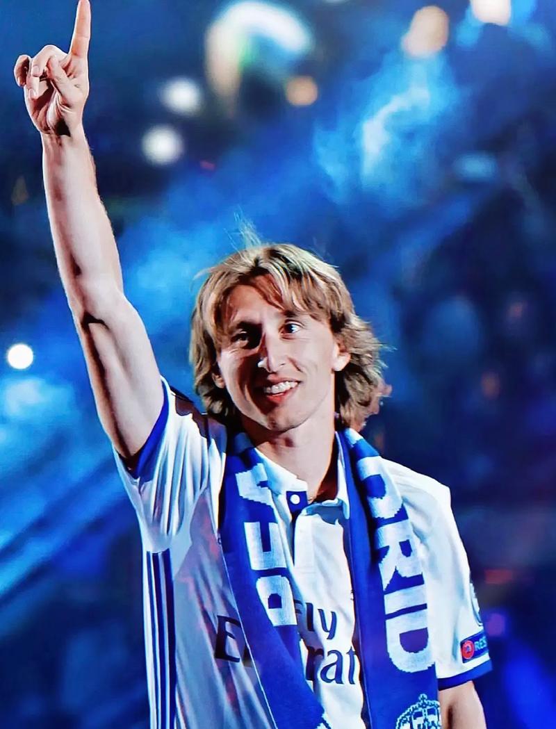 埃弗顿后卫禁区疑似手球，裁判未吹点球正确吗？